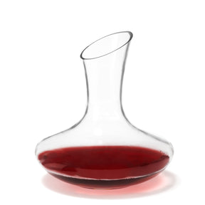 Dekanter DAILY mit rotem Wein gefüllt, Glasrand leicht geneigt