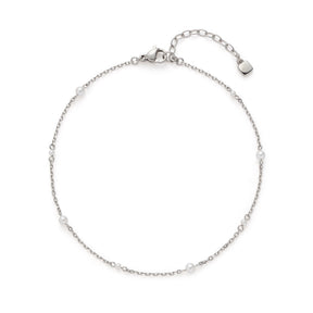 Fußkette NAVINA CIAO in Silber mit Glasperlenelementen auf weißem Hintergrund