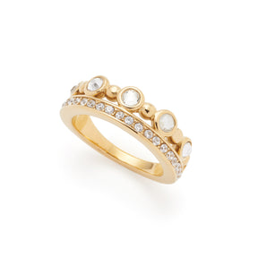 Ring BOBBY 20 gold mit runden Steinen und Zirkonia-Besatz auf weißem Hintergrund