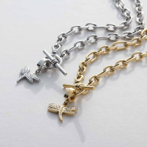 Zwei Halsketten ELISABETH mit Seestern-Anhängern in Silber und Gold auf weißem Hintergrund