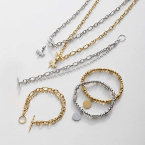 Halskette ELISABETH mit passenden Armbändern in Gold- und Silbertönen auf weißem Hintergrund