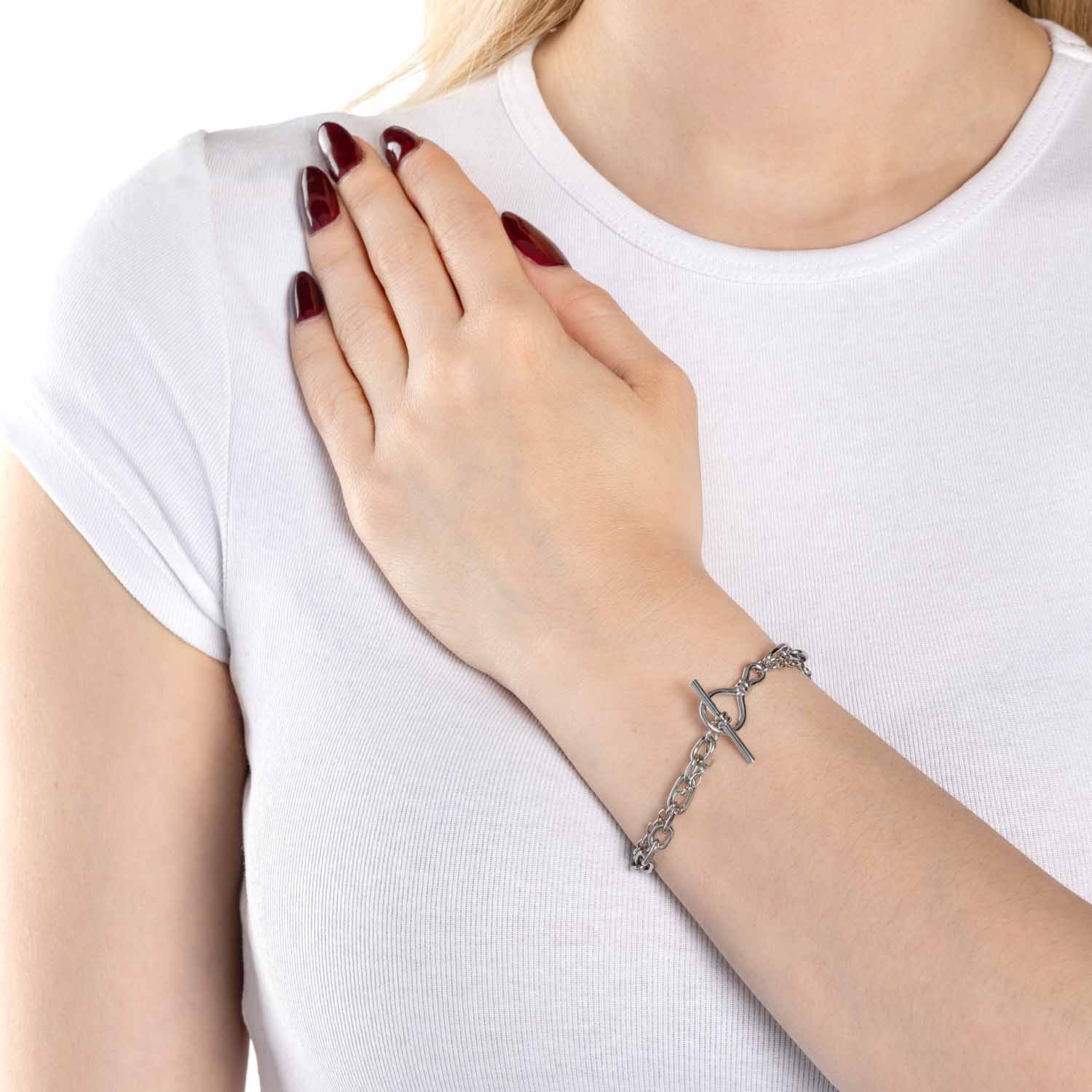 Frau traegt silbernes Armband ELISABETH am Handgelenk