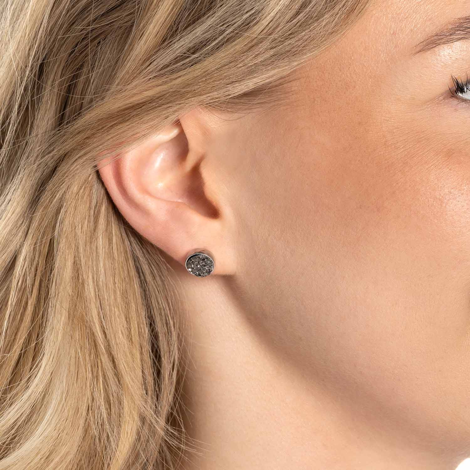 Ohrstecker ODELLE an Ohr einer Frau getragen, Seitenansicht