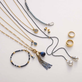 Schmuckkollektion mit Ketten, Ringen, Armbändern und Ohrringen in Gold und Silber