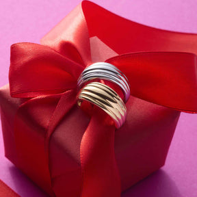 Ring ELISABETH 20 auf roter Geschenkverpackung mit Schleife