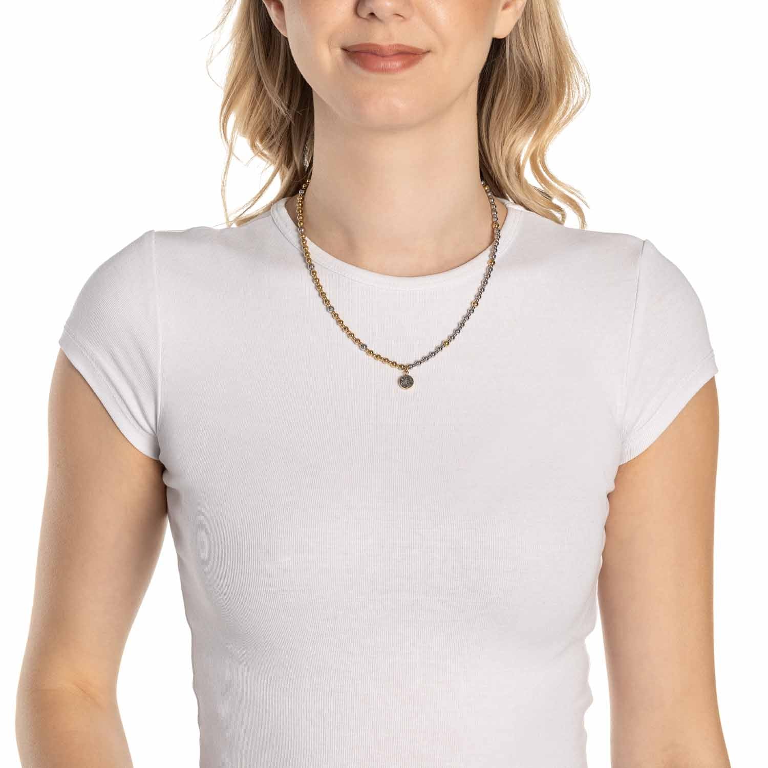 Frau trägt Halskette ELAINE 45 cm gold mit Achat-Anhänger