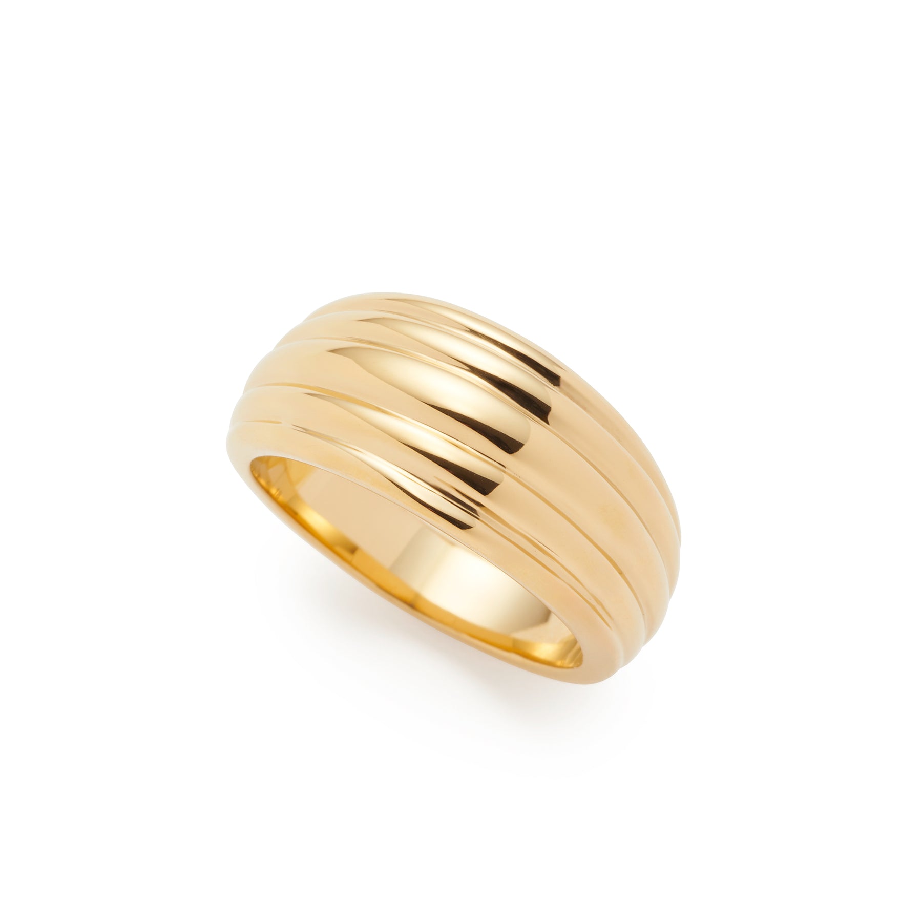 Ring ELISABETH 19 gold mit gerillter Oberflaeche, Frontalansicht auf weissem Hintergrund