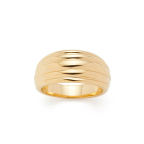 Ring ELISABETH 19 gold mit gerillter Oberflaeche, Frontalansicht auf weissem Hintergrund