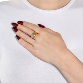 Hand mit Ring ELISABETH 19 gold, dunkelrot lackierte Nägel, weißes Shirt