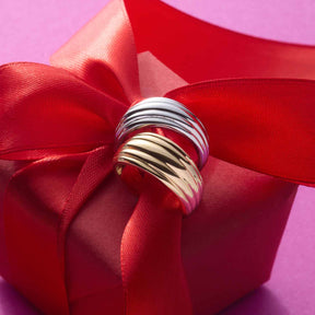 Ring ELISABETH 21 gold auf roter Geschenkverpackung mit Schleife