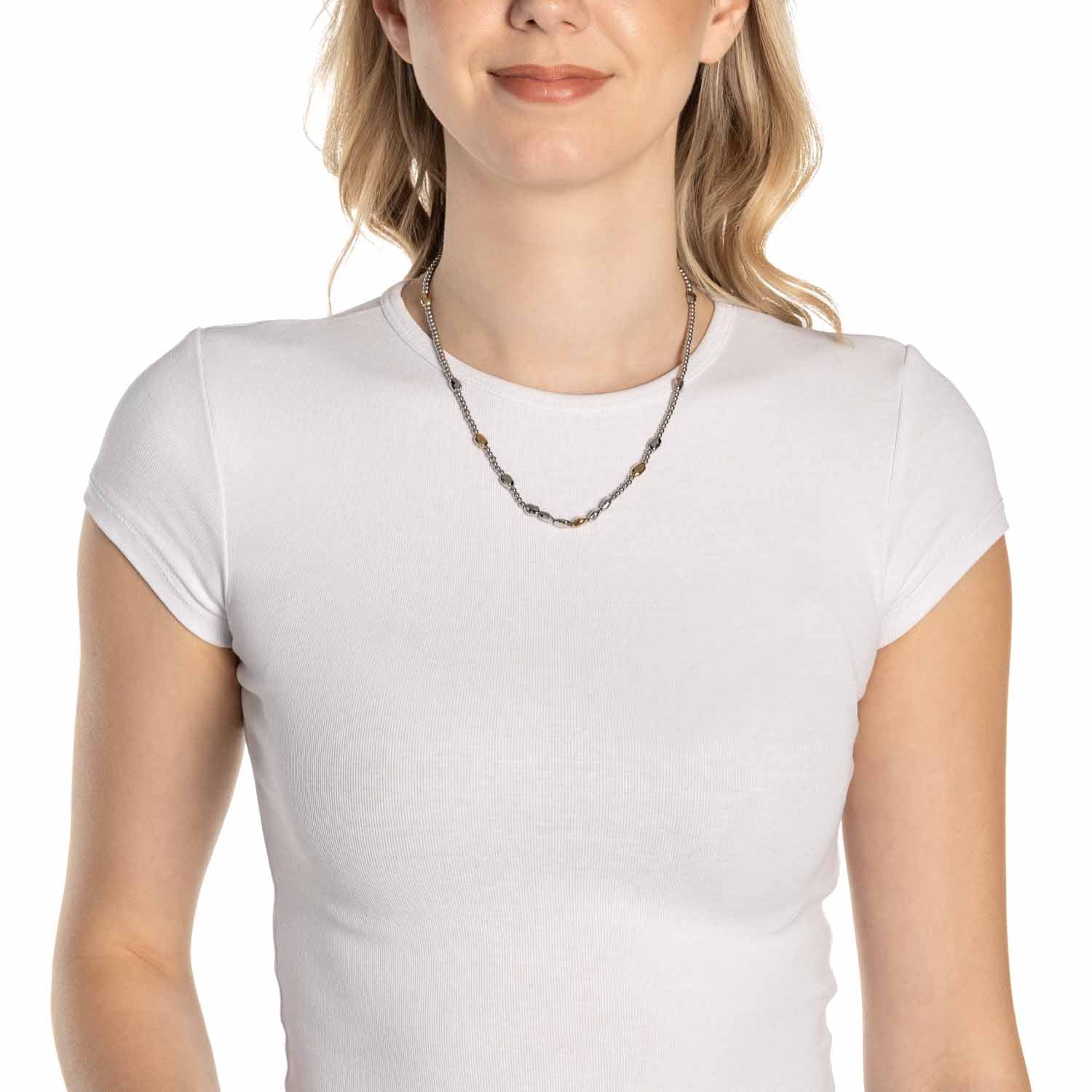 Frau trägt Halskette VEJA 45 cm an weißem T-Shirt