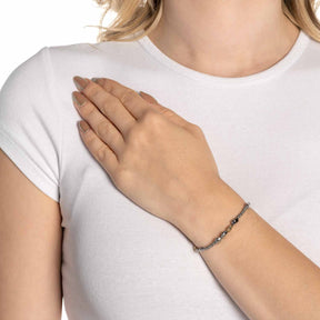 Frau traegt Armband VEJA mehrfarbig am Handgelenk, weisses T-Shirt