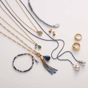 Schmuckkollektion mit Halsketten, Ringen, Armbändern und Ohrringen in Gold und Dunkelblau