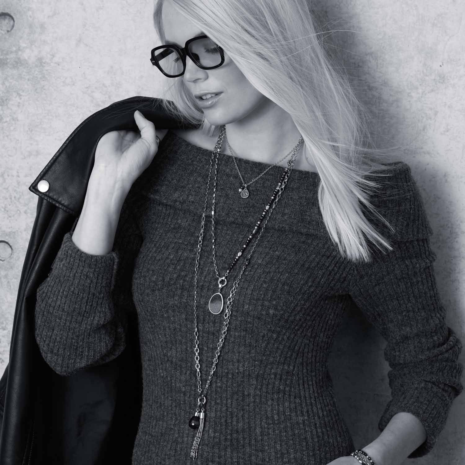 Frau traegt Halskette ALINE 45 cm gold mit schwarzem Jacket und Brille