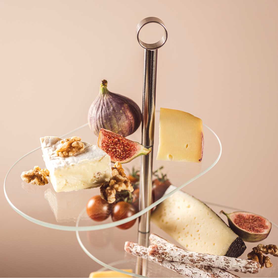 Etagere CENA silber mit Käse, Feigen, Nüssen und Walnüssen bestückt
