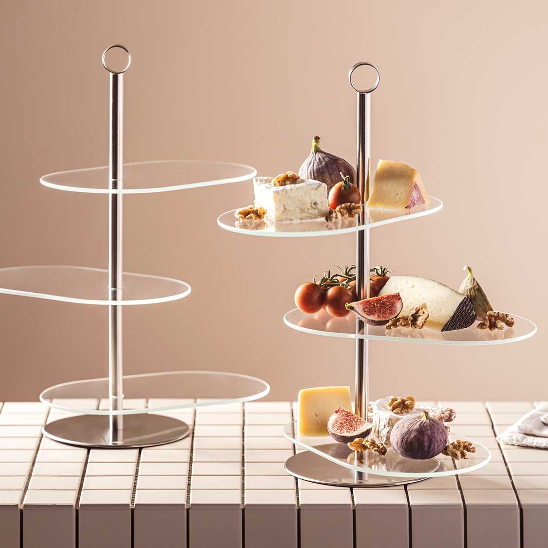 Etagere CENA silber asymetrisch mit Obst, Käse und Gebäck auf Tisch arrangiert