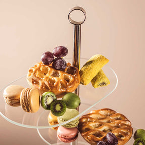 Etagere CENA silber asymmetrisch mit Gebäck, Früchten und Macarons bestückt