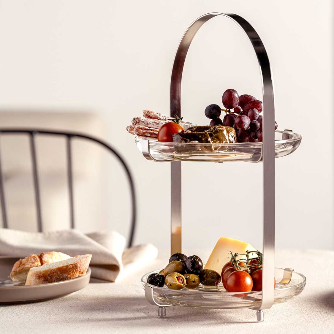 Etagere CUCINA silber mit Obst, Käse und Brot auf Tisch