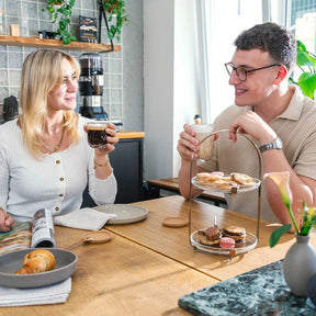 Etagere CUCINA silber auf gedecktem Tisch mit zwei Personen beim Kaffeetrinken