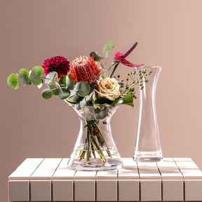Vase GIA 16 cm mit Schnittblumen auf weißem Tisch, beige Hintergrund