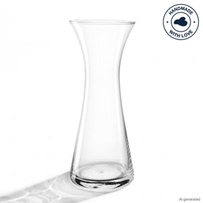 Vase GIA aus klarem Glas mit geschwungener Form vor weißem Hintergrund