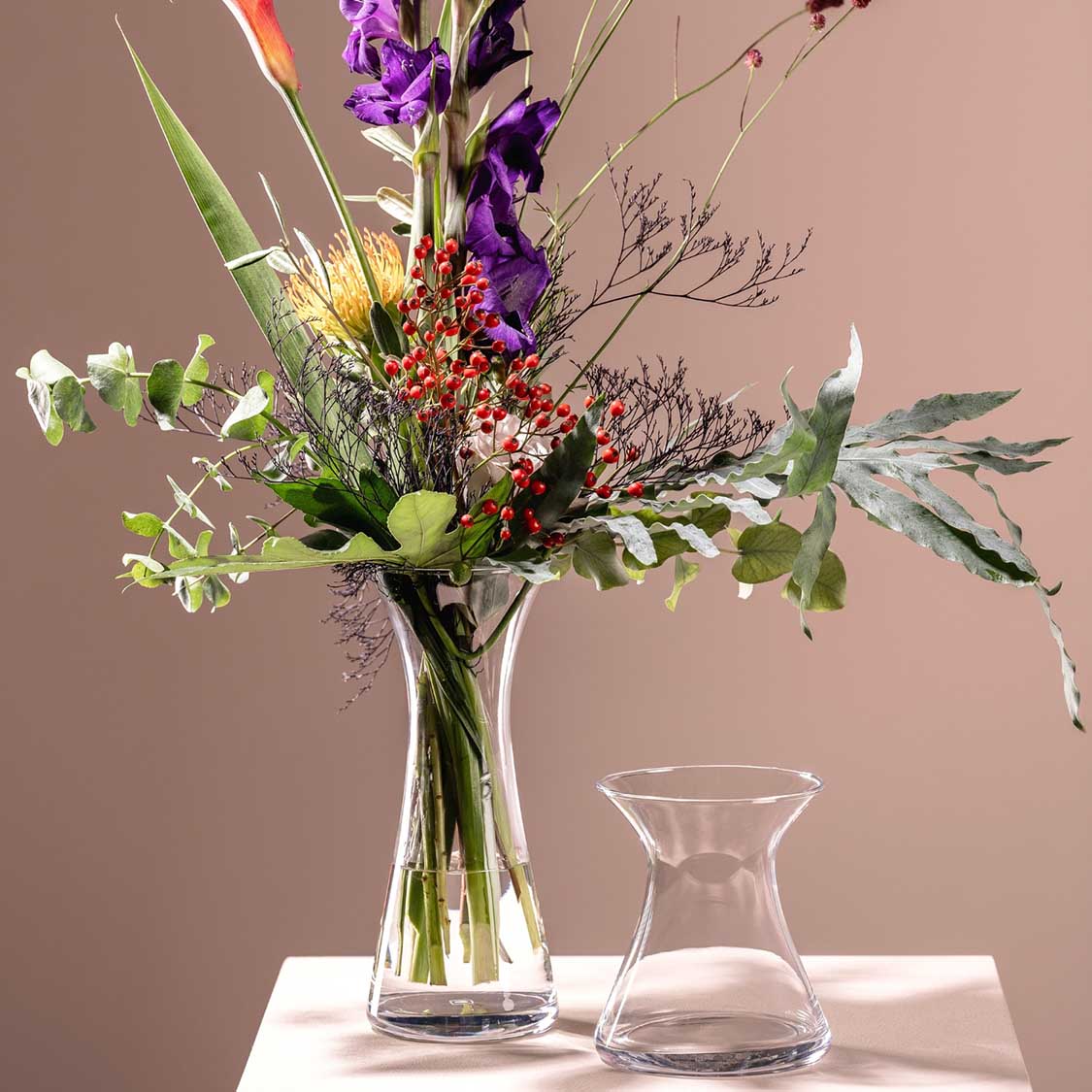 Vase GIA 28 cm mit buntem Blumenstrauß auf Tisch gefüllt