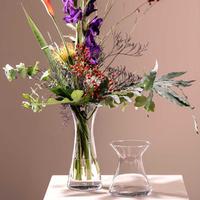 Vase GIA 28 cm mit buntem Blumenstrauß auf Tisch gefüllt
