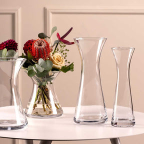 Vase GIA mit roten und cremefarbenen Blüten in Wohnraumszene auf weißem Tisch