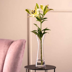 Solifleurvase GIA mit gelbweisser Lilie in Wohnraum neben rosa Kissen