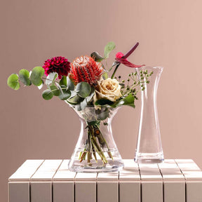 Solifleurvase GIA mit buntem Blumenstrauß auf weißem Holztisch