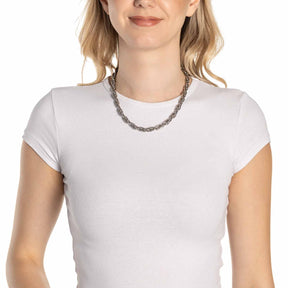 Frau traegt silberne Halskette SINA um den Hals, weisses T-Shirt