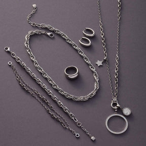 Halskette SINA 45 cm silber mit Kettengliedern, Ringen und Anhängern auf grauem Hintergrund