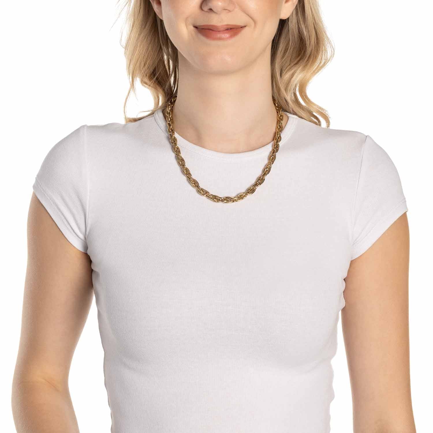 Frau trägt goldene Halskette SINA um den Hals, weißes T-Shirt