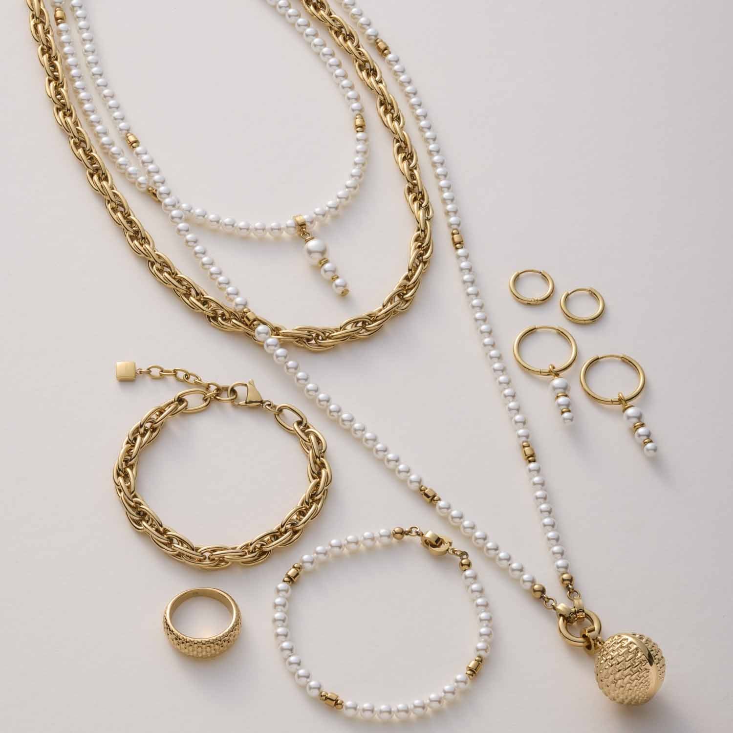 Halskette SINA, Armbänder und Ringe aus Gold und Perlen, Flat-Lay Ansicht