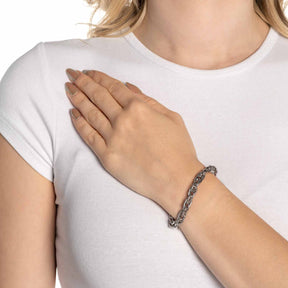 Frau traegt silbernes Armband Sina am Handgelenk