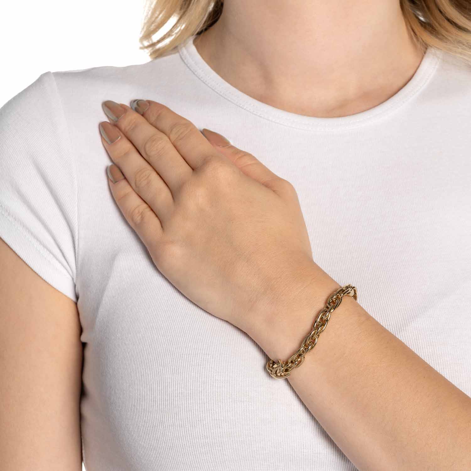 Frau traegt goldenes Armband SINA am Handgelenk