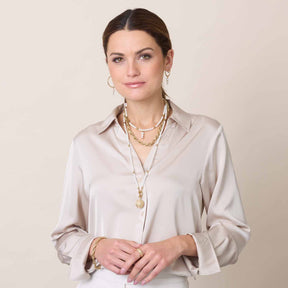 Frau traegt Armband SINA gold am Handgelenk