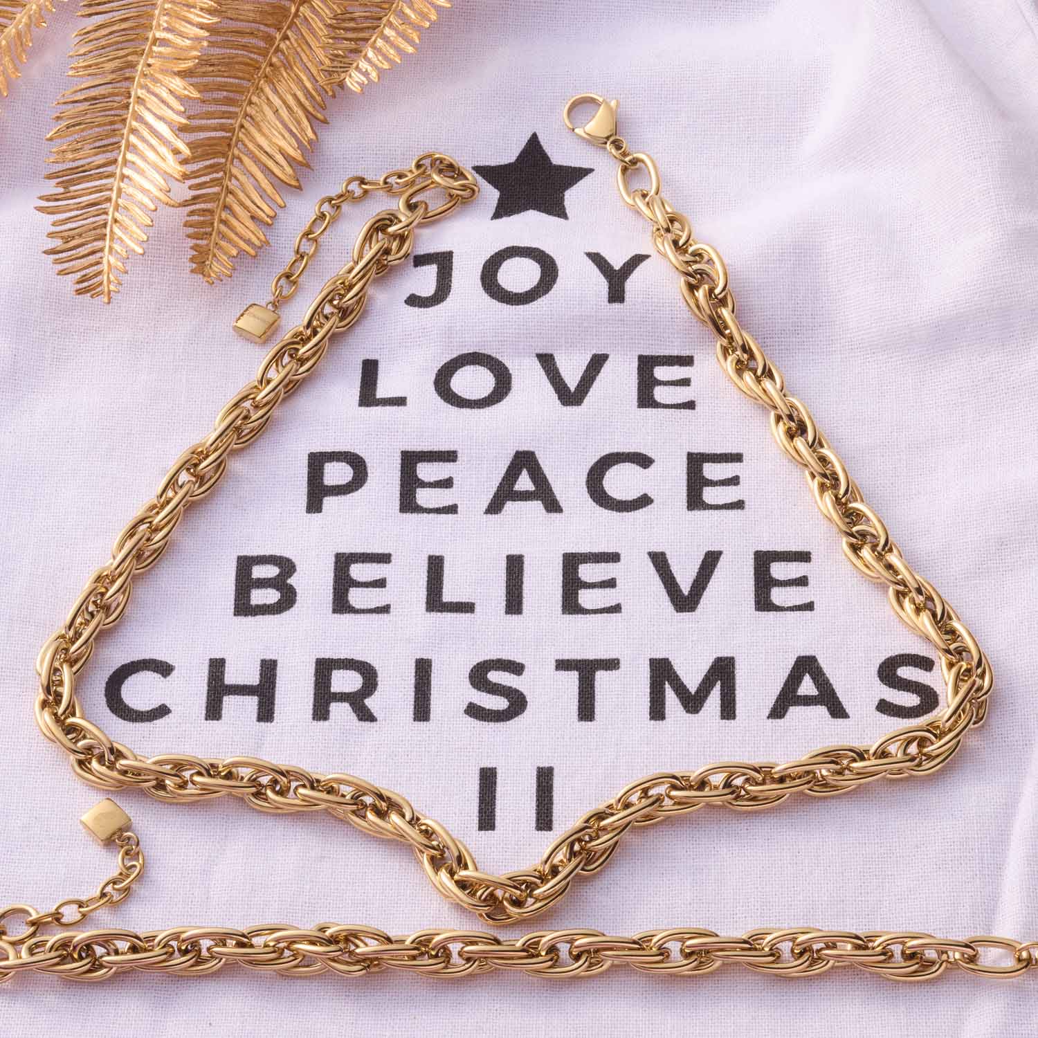 Armband SINA gold mit Weihnachtsmotiv auf Stoff und Dekoration