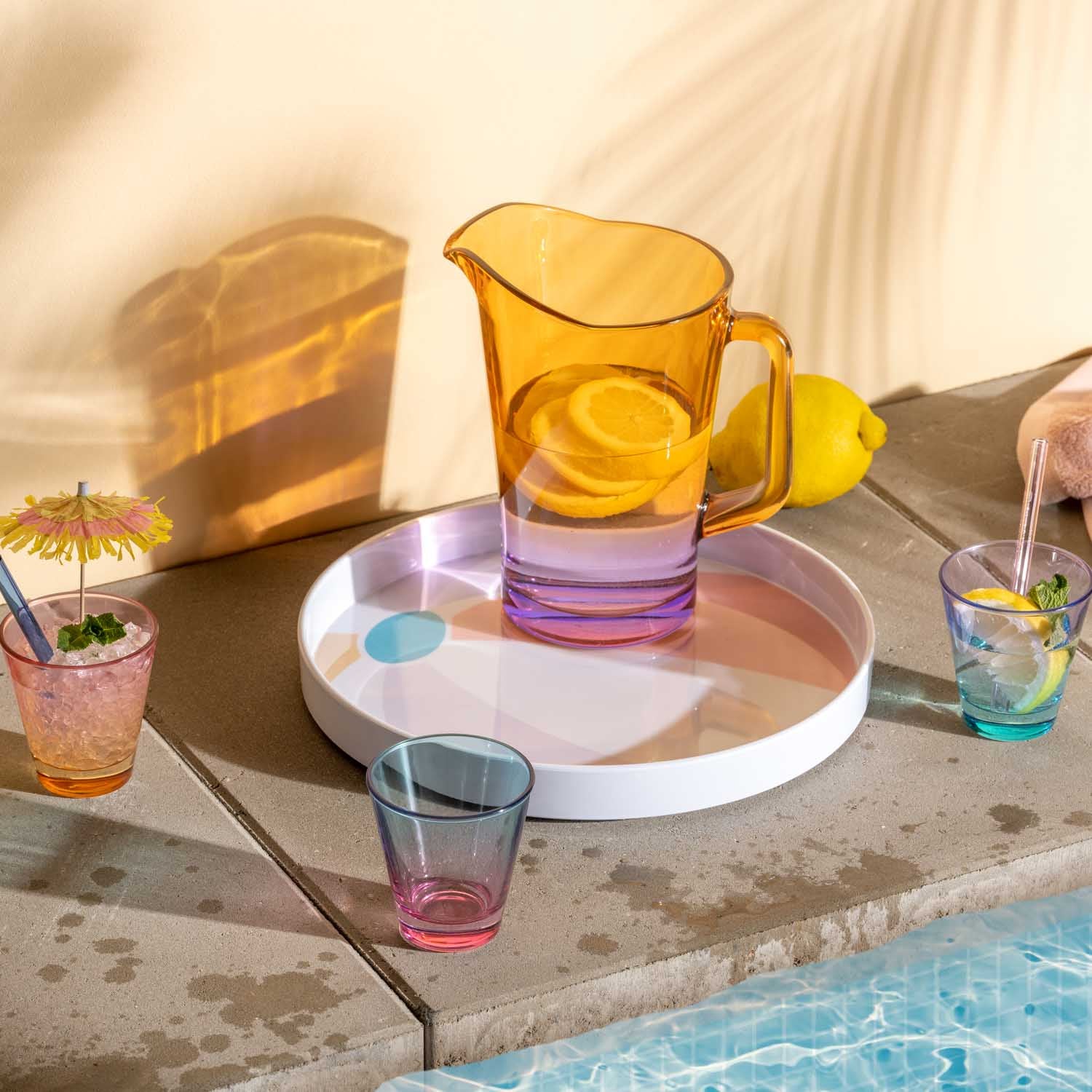 Tablett AMALFI mit Gläsern und Karaffe am Pool