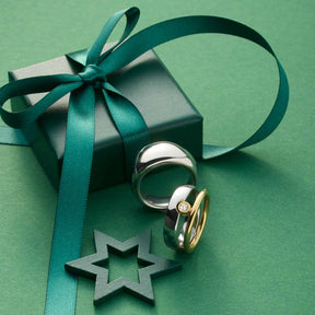 Ring CLAIRE mit Geschenkbox und grünem Band auf grünem Untergrund