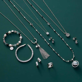 Halskette CATHERINE mit passenden Armbändern und Ohrringen auf grünem Hintergrund