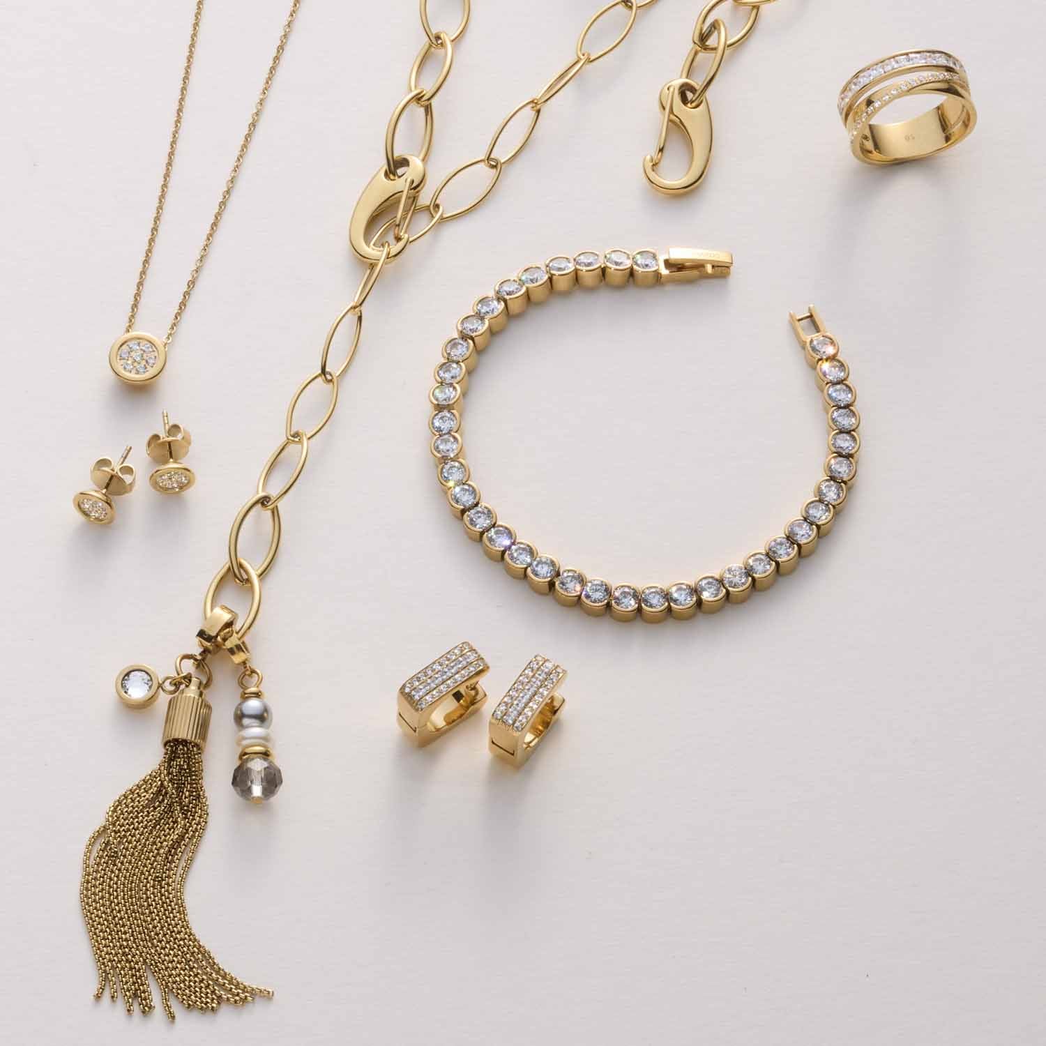 Schmuckkollektion SARAH gold auf weißem Untergrund, Halsketten, Armband, Ring und Ohrringe