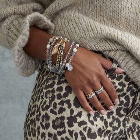 Frau traegt Ring SARAH 18 silber an der Hand mit Armbändern und Ringen