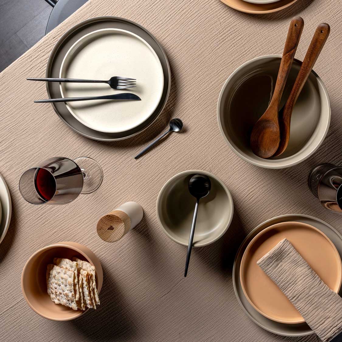 Gewürzmühle ROMA in beige auf gedecktem Tisch mit Besteck und Schüsseln