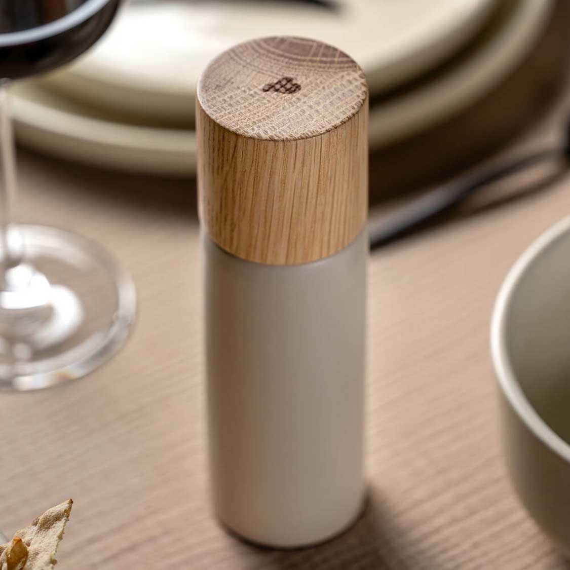 Gewürzmühle ROMA in beige auf Tisch mit Gläsern und Geschirr