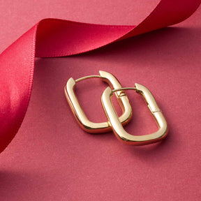 Creole BERNICE gold auf rosa Hintergrund mit rotem Seidenband