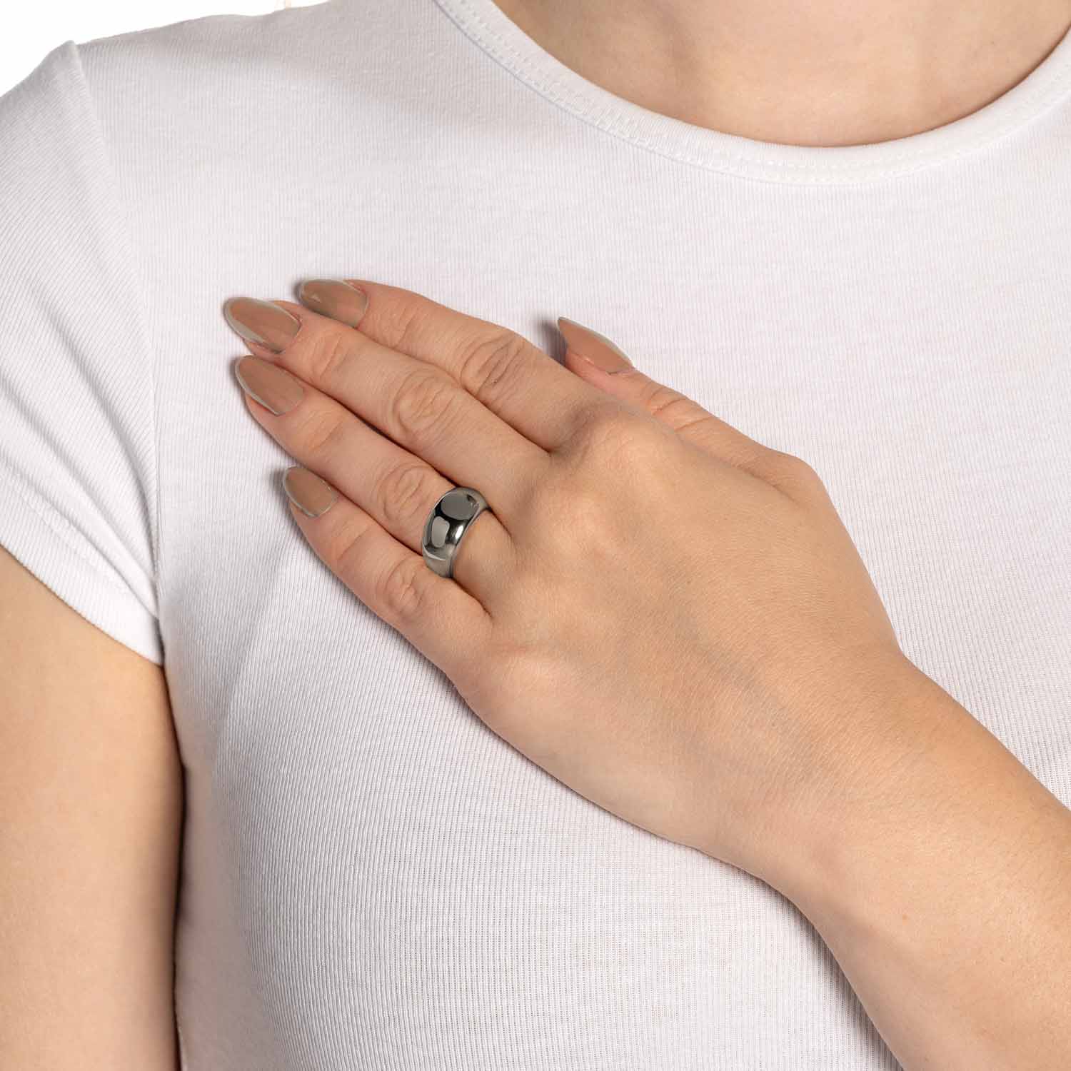 Frau traegt silbernen Ring GEORGETTE 17 an der Hand auf weissem Shirt