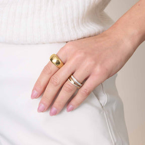 Ring GEORGETTE 19 gold an Hand einer Person getragen