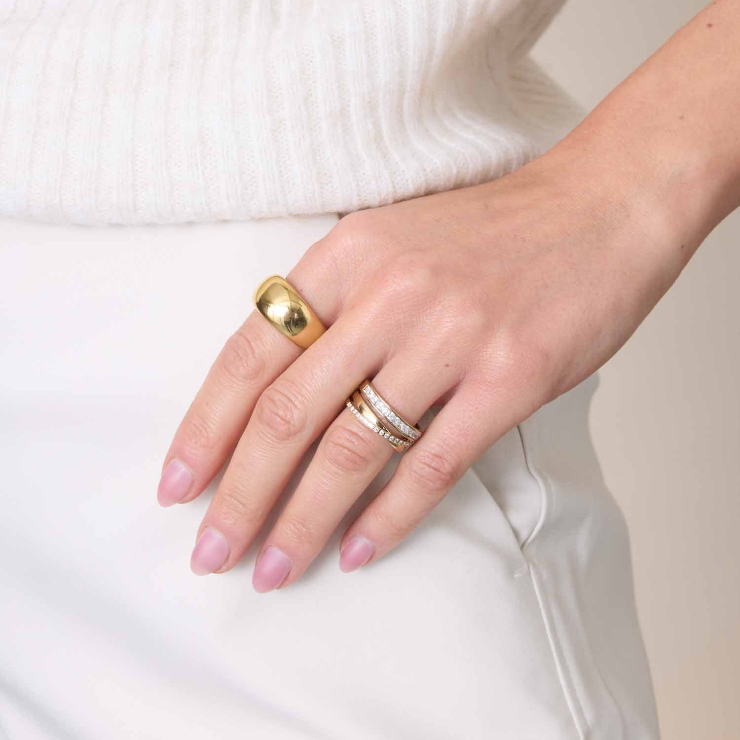 Ring GEORGETTE 20 gold an Hand einer Person getragen