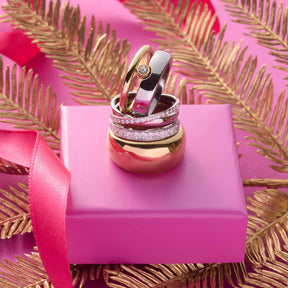 Ring GEORGETTE 21 gold auf rosa Geschenkbox mit goldenem Blattdekor